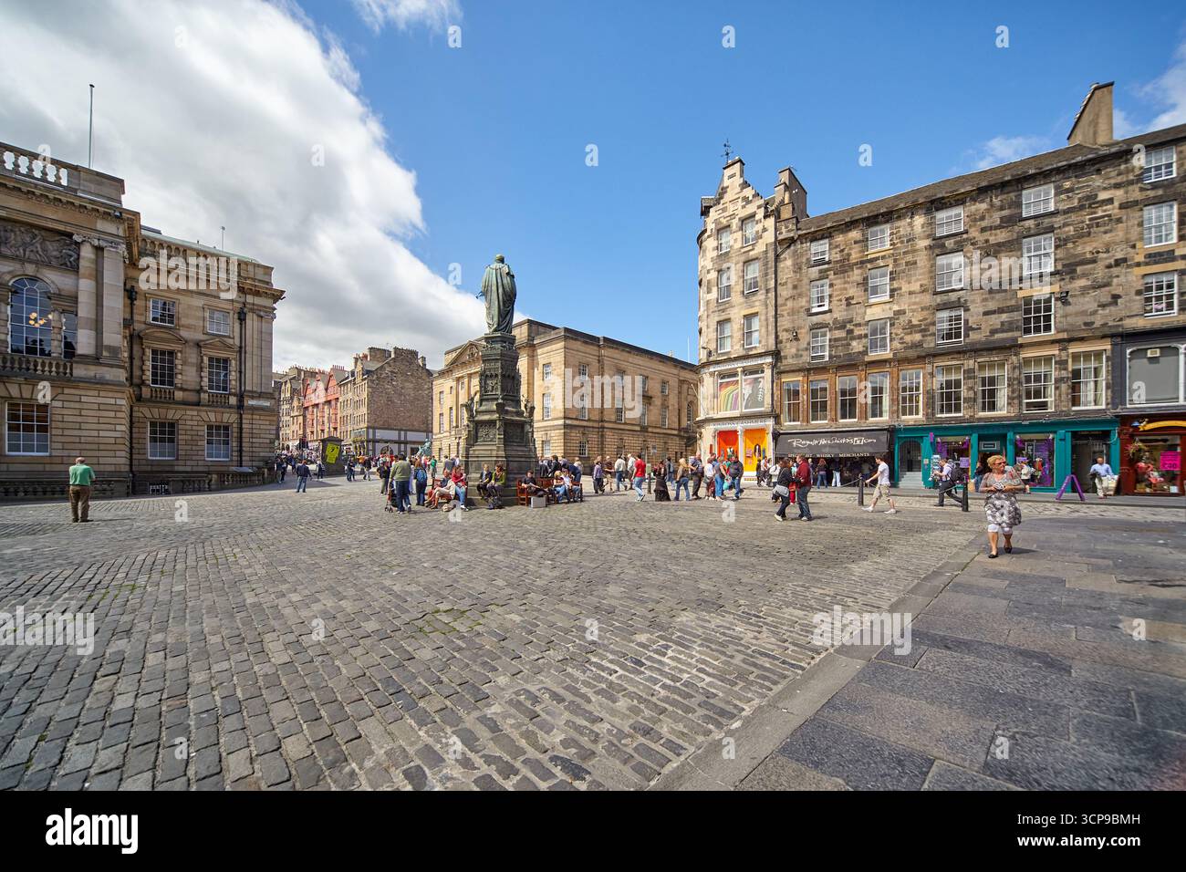 Edimburgo, Scozia - 19 giugno 2010: Piazza del Parlamento con il memoriale a Walter Scott di fronte alla High Kirk di Edimburgo . Scozia Foto Stock