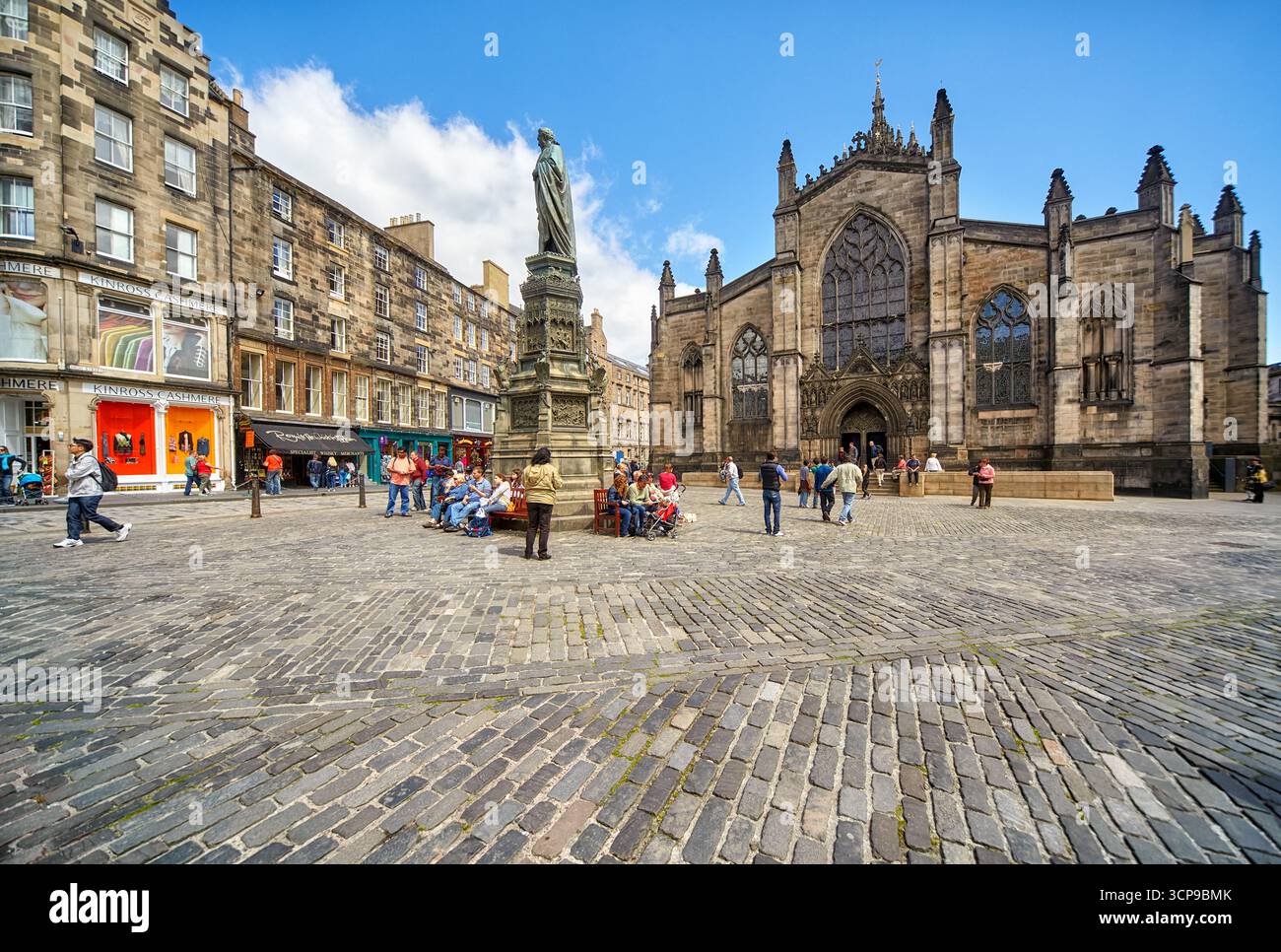 Edimburgo, Scozia - 19 giugno 2010: Piazza del Parlamento con il memoriale a Walter Scott di fronte alla High Kirk di Edimburgo . Scozia Foto Stock