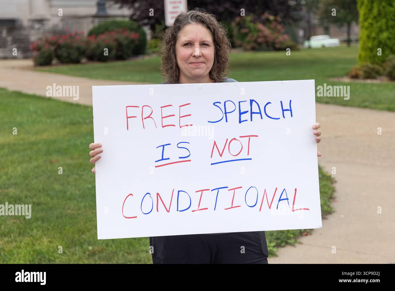 Un primo raduno di emendamenti ha attirato cittadini contrari all'amministrazione Trump presso il tribunale della contea di Mount Pleasant, Iowa, USA, il 21 settembre Foto Stock