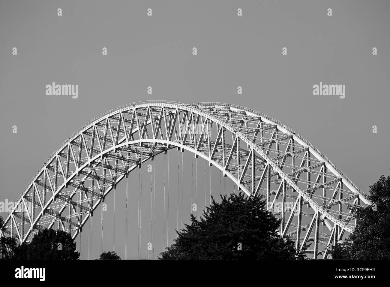 Dettaglio monotono della struttura ad arco in acciaio del ponte Runcorn-Widnes, noto anche come Silver Jubilee Bridge, che attraversa il fiume Mersey Foto Stock