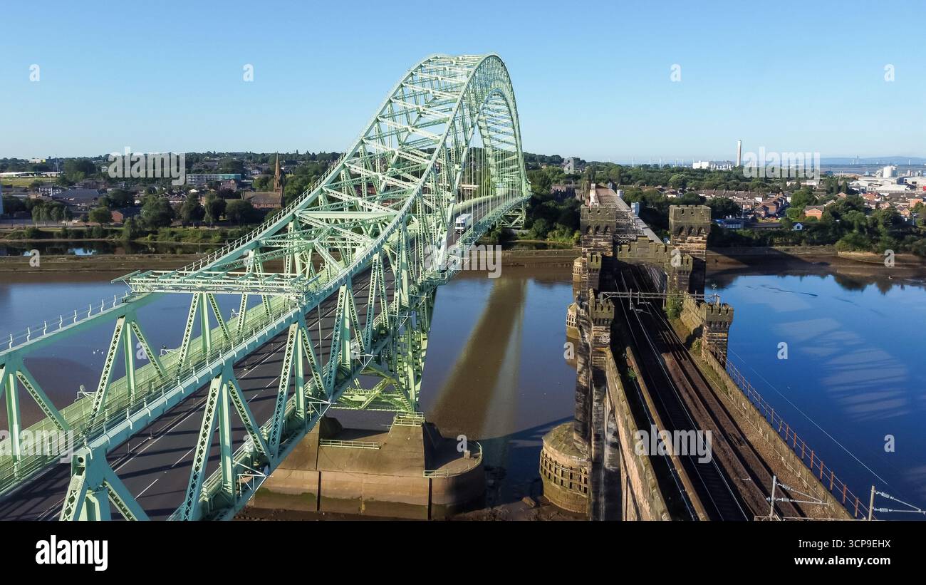 Vista aerea del ponte Runcorn-Widnes, noto anche come Silver Jubilee Bridge, che attraversa il fiume Mersey lungo il ponte ferroviario Foto Stock