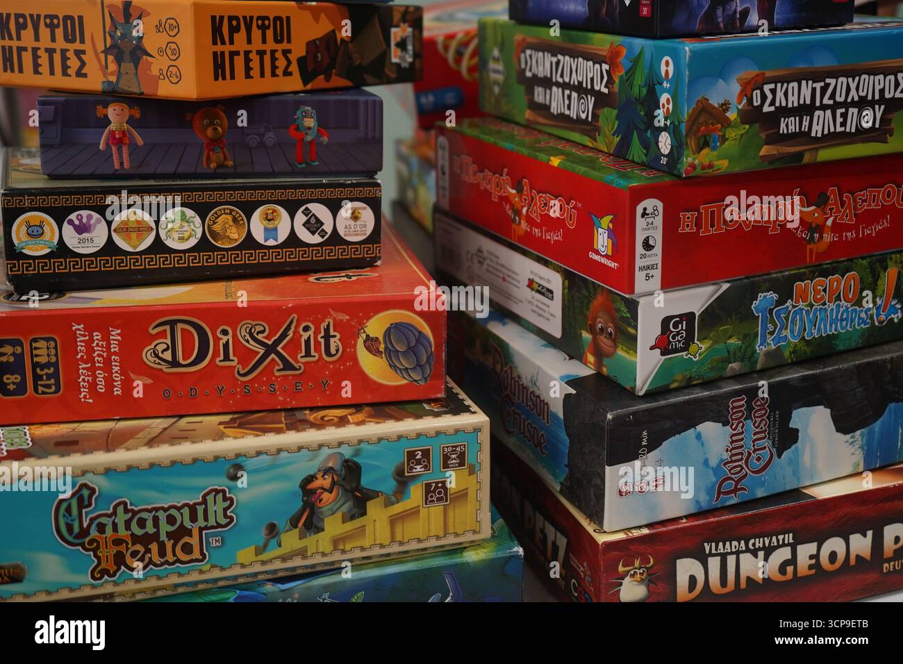 Uno scatto ravvicinato a livello di occhi di una serie di giochi da tavolo popolari, tra cui Dixit, Catapult feud e Robinson Crusoe. Foto Stock