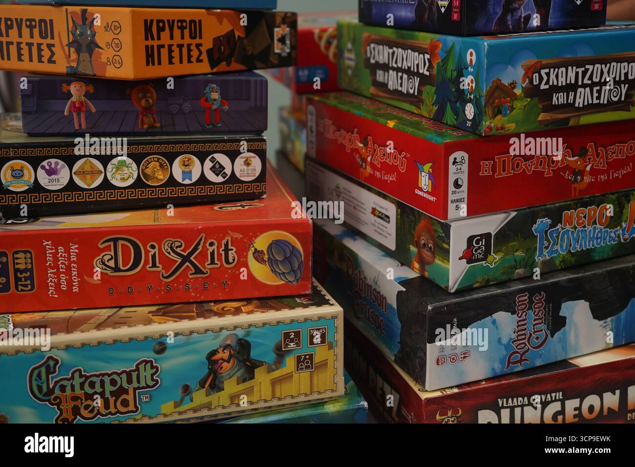 Uno scatto ravvicinato a livello di occhi di una serie di giochi da tavolo popolari, tra cui Dixit, Catapult feud e Robinson Crusoe. Foto Stock
