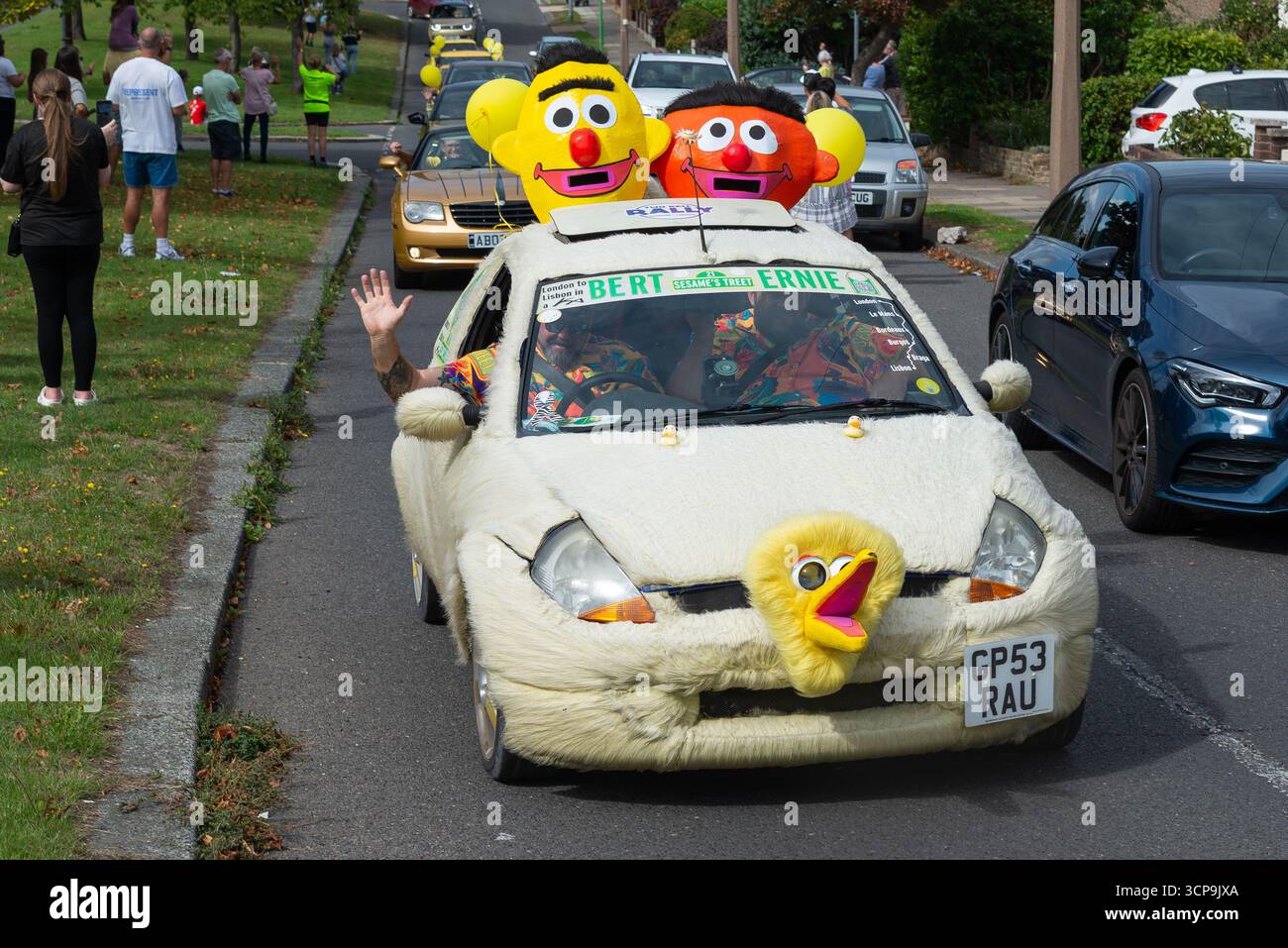 Sesame Street, Bert & Ernie, Big Bird, Ford Ka che partecipa all'associazione benefica "Gold Geese Convoy" da Leigh on Sea a Southend on Sea e ritorno. Foto Stock