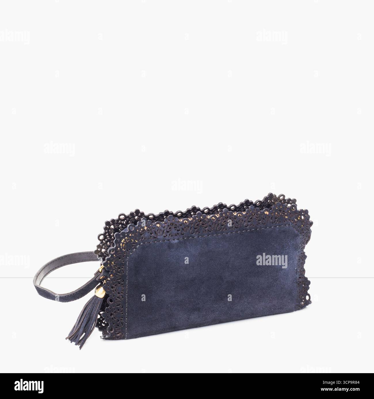 Elegante pochette blu navy con finitura in pizzo e nappina per occasioni eleganti Foto Stock