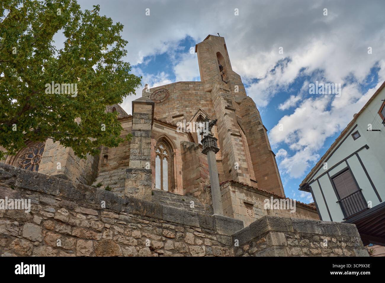 L'imponente chiesa arcipriestale di Santa Maria la Mayor in Morella sorge maestosamente, con il suo caratteristico campanile in pietra e i dettagli gotici Foto Stock