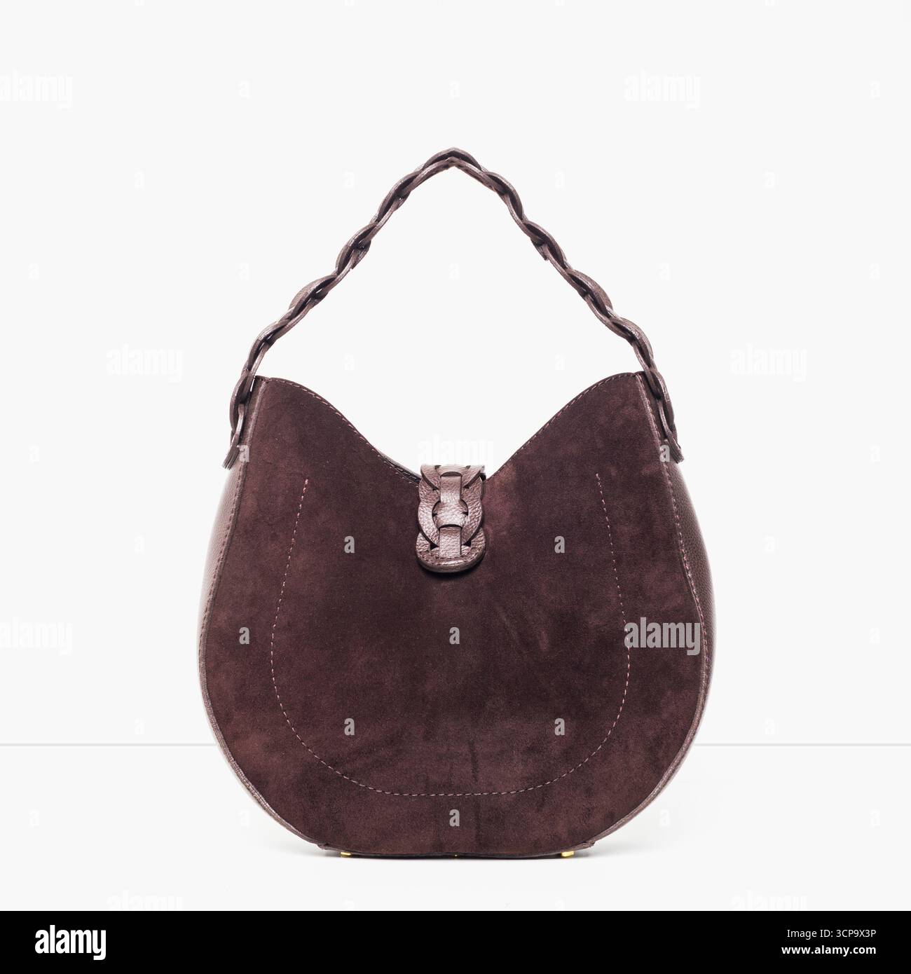 Elegante borsa in pelle scamosciata marrone con manico intrecciato per uscite informali o eventi formali Foto Stock