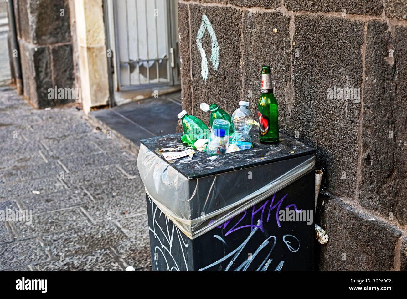 cestino con plastica e vetro in città. Protezione dell'ambiente Foto Stock