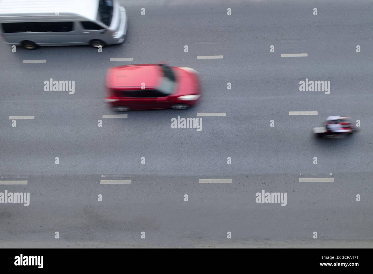 Movimento sfocato dell'automobile che si muove su strada con velocità in vista dall'alto, sfondo Foto Stock