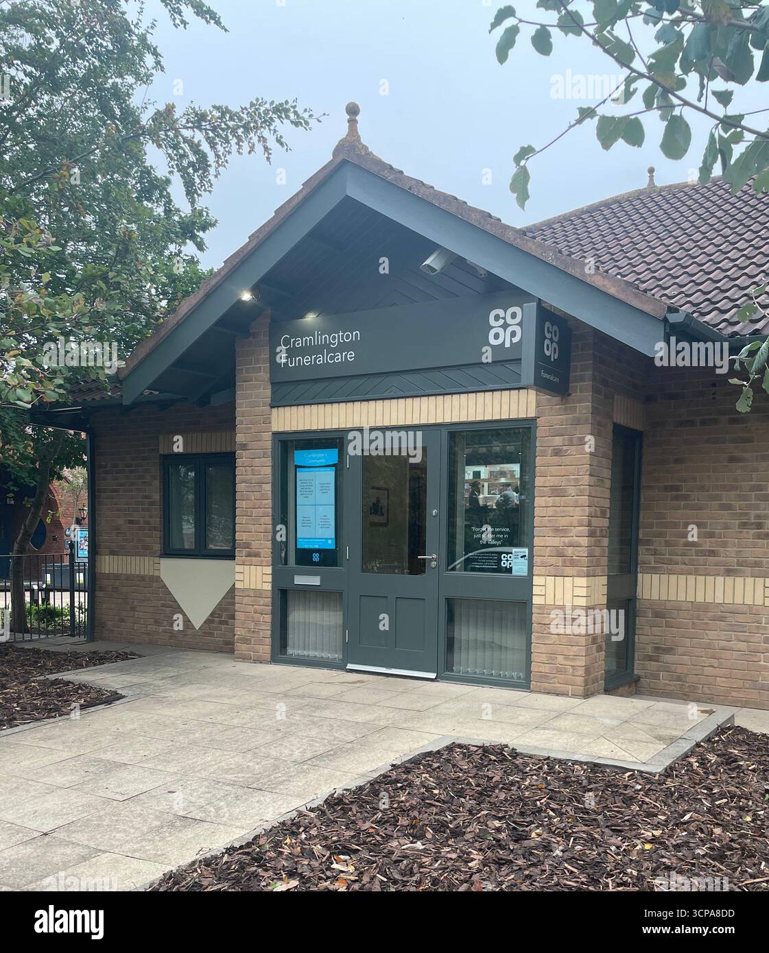 Area d'ingresso della filiale funeralcare ristrutturata di recente - Immagine stock catturata con smartphone