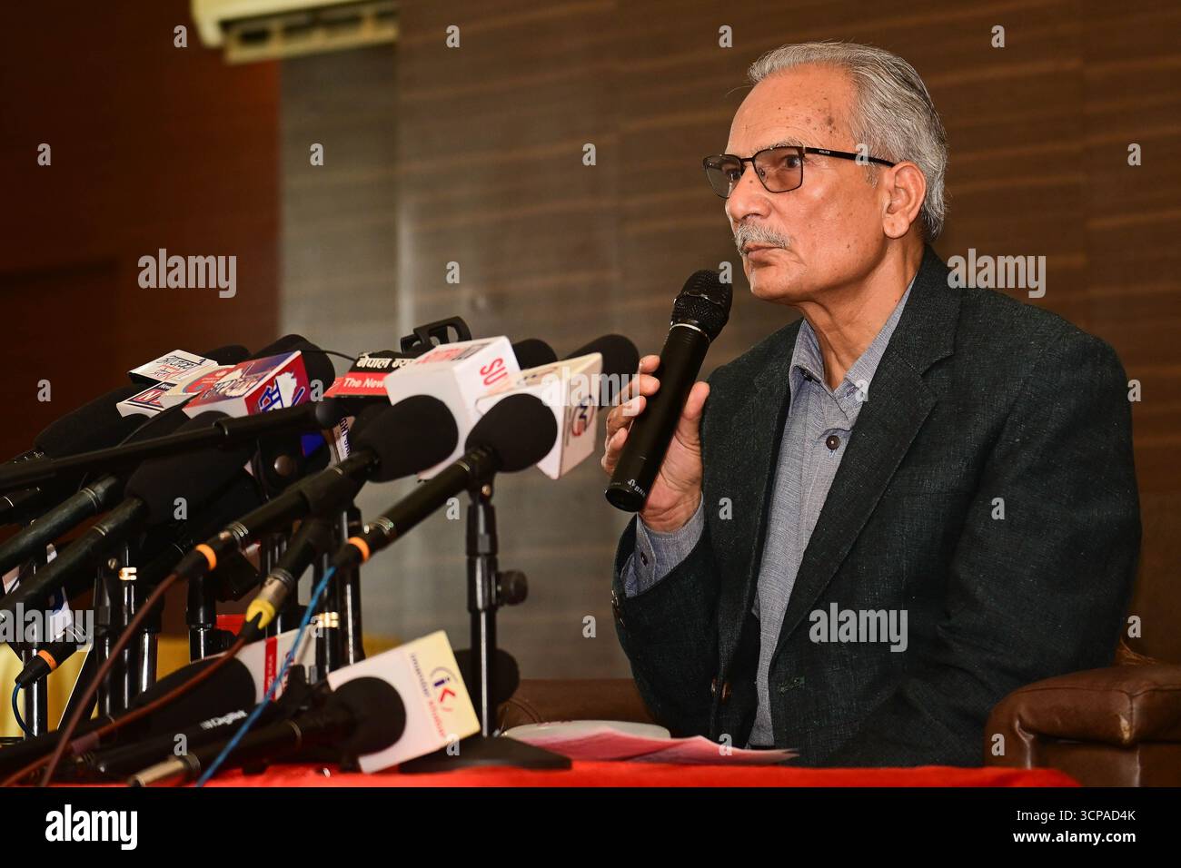 Kathmandu, Nepal. 25 settembre 2025. L'ex primo ministro del Nepal BABURAM BHATTARAI tiene una conferenza stampa speciale in seguito alle sue dimissioni da presidente del Partito Socialista del Nepal, il 25 settembre 2025, a Kathmandu, Nepal. Foto: Safal Prakash Shrestha Foto Stock