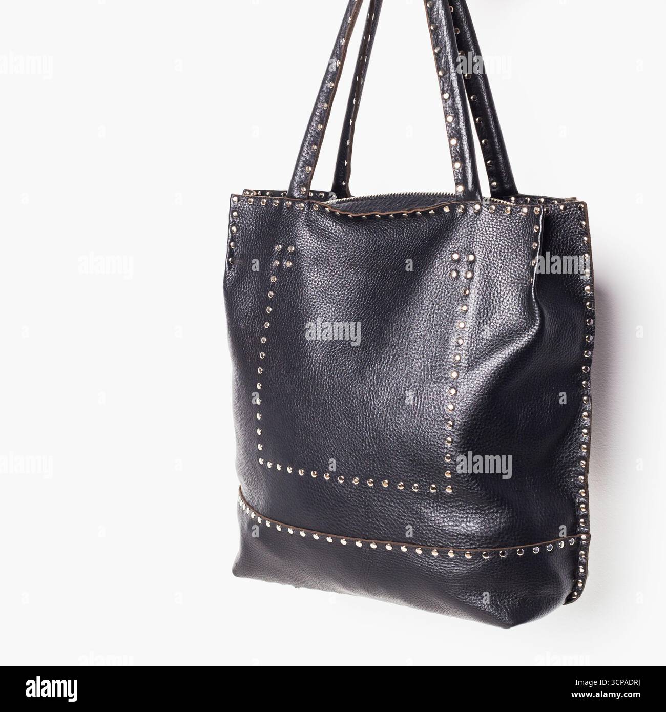 Elegante borsa in pelle nera con borchie per occasioni informali e uso quotidiano Foto Stock