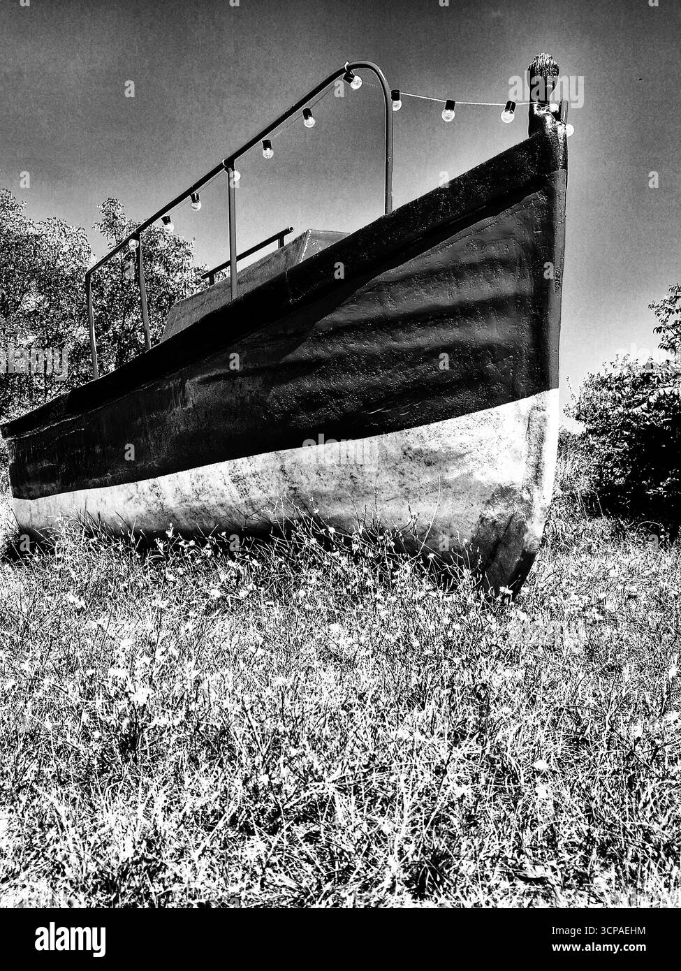 Una vecchia barca da pesca sulla riva. foto in bianco e nero - Immagine stock catturata con smartphone