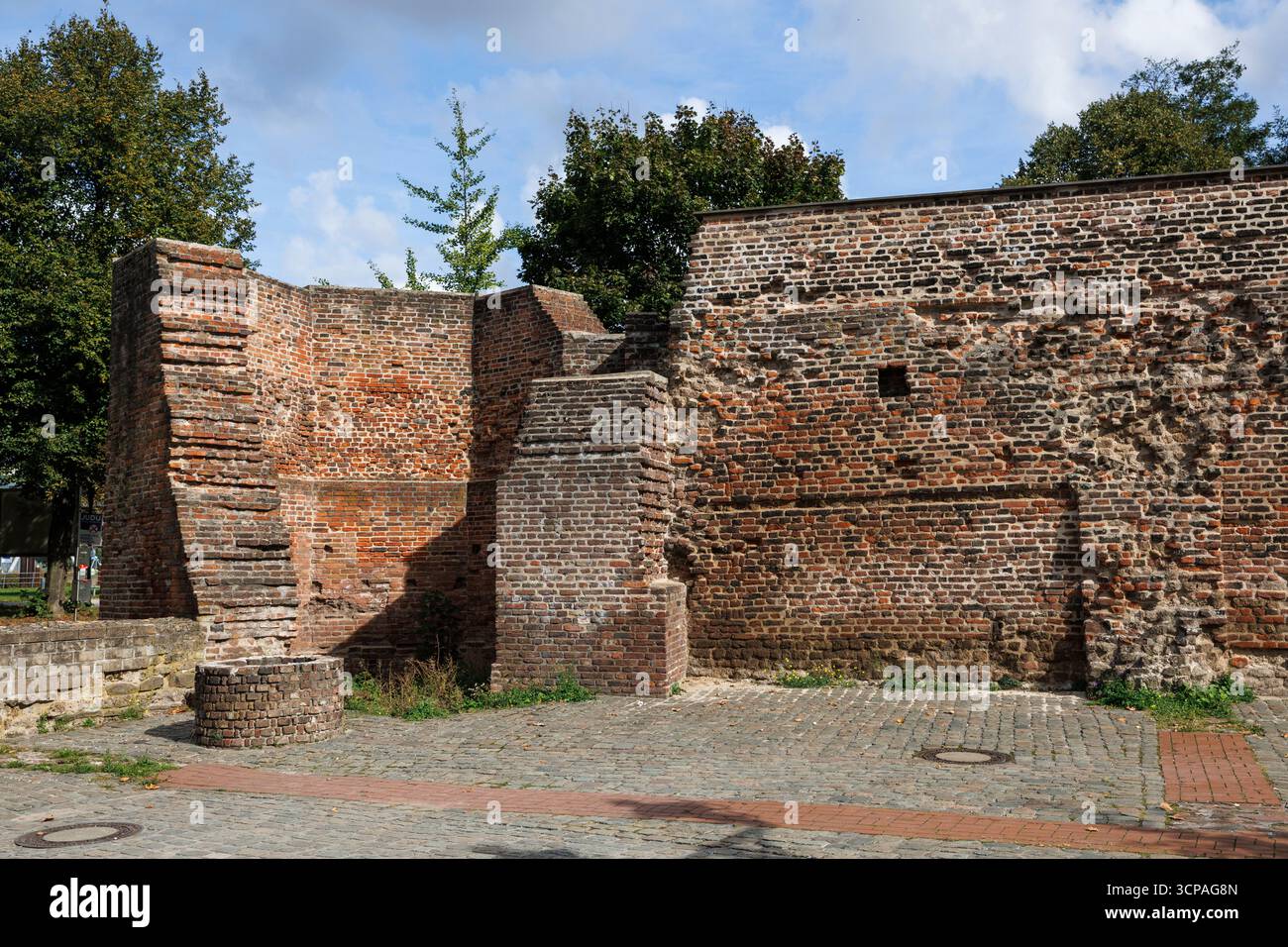 Resti della porta di Coblenza, parte delle mura storiche della città nel Parco della città Vecchia, Duisburg, area della Ruhr, Renania settentrionale-Vestfalia, Germania. Reste des Kobl Foto Stock