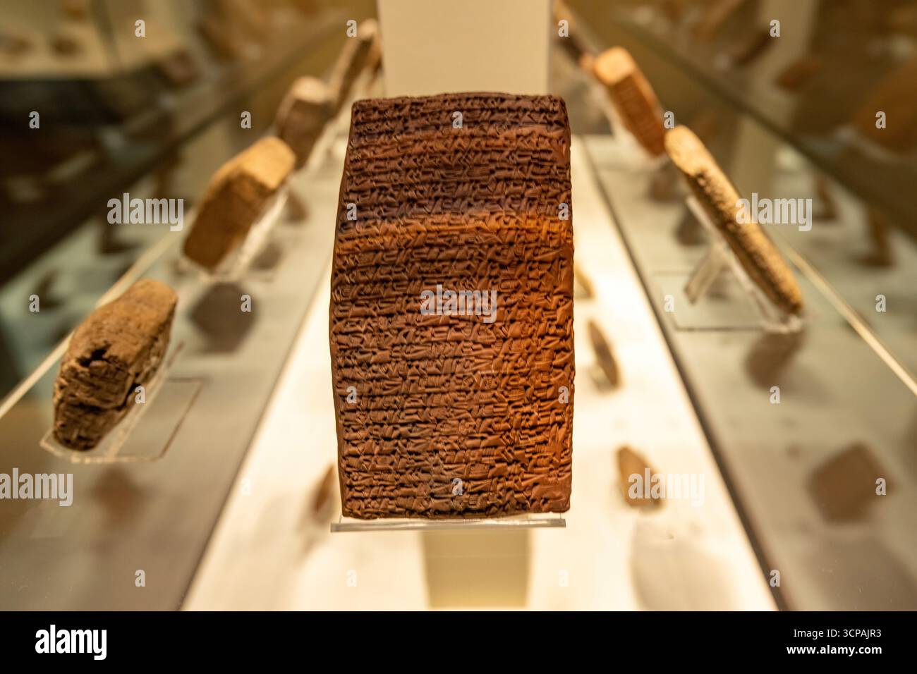 Antica tavoletta di argilla con scritta assira nel Museo delle civiltà anatoliche, Ankara, Turchia Foto Stock
