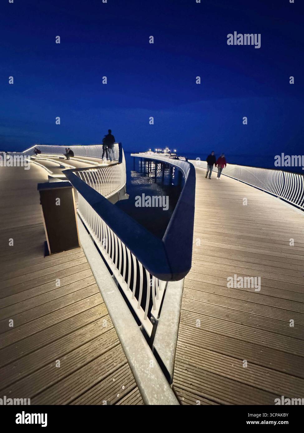 Usedom Seebrücke Koserow Usedom 2025 abendliche Architekturaufnahme solo per uso editoriale. Seebrücke Koserow auf Usedom bei Abendlicht, geschwungener Steg mit Geländer in Wellenform führt über die Ostsee, charakteristisch für die 2021 eröffnete Brücke mit Glockenturm und Plattformen. Fotograf: Eibner-Pressefoto / Eky Eibner *** Usedom molo Koserow Usedom 2025 foto architettonica serale uso editoriale solo Koserow molo su Usedom alla luce serale, passerella curva con ringhiera a forma di onda che conduce sul Mar Baltico, caratteristica del ponte con campanile e piattaforme, che aprirà nel 2021 Foto Stock