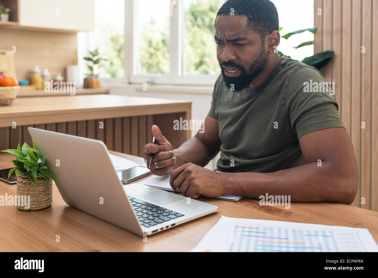 Giovane studente universitario, libero professionista professionista, che lavora a casa con un computer portatile, sperimentando nuove tecnologie innovative e strumenti Internet online Foto Stock