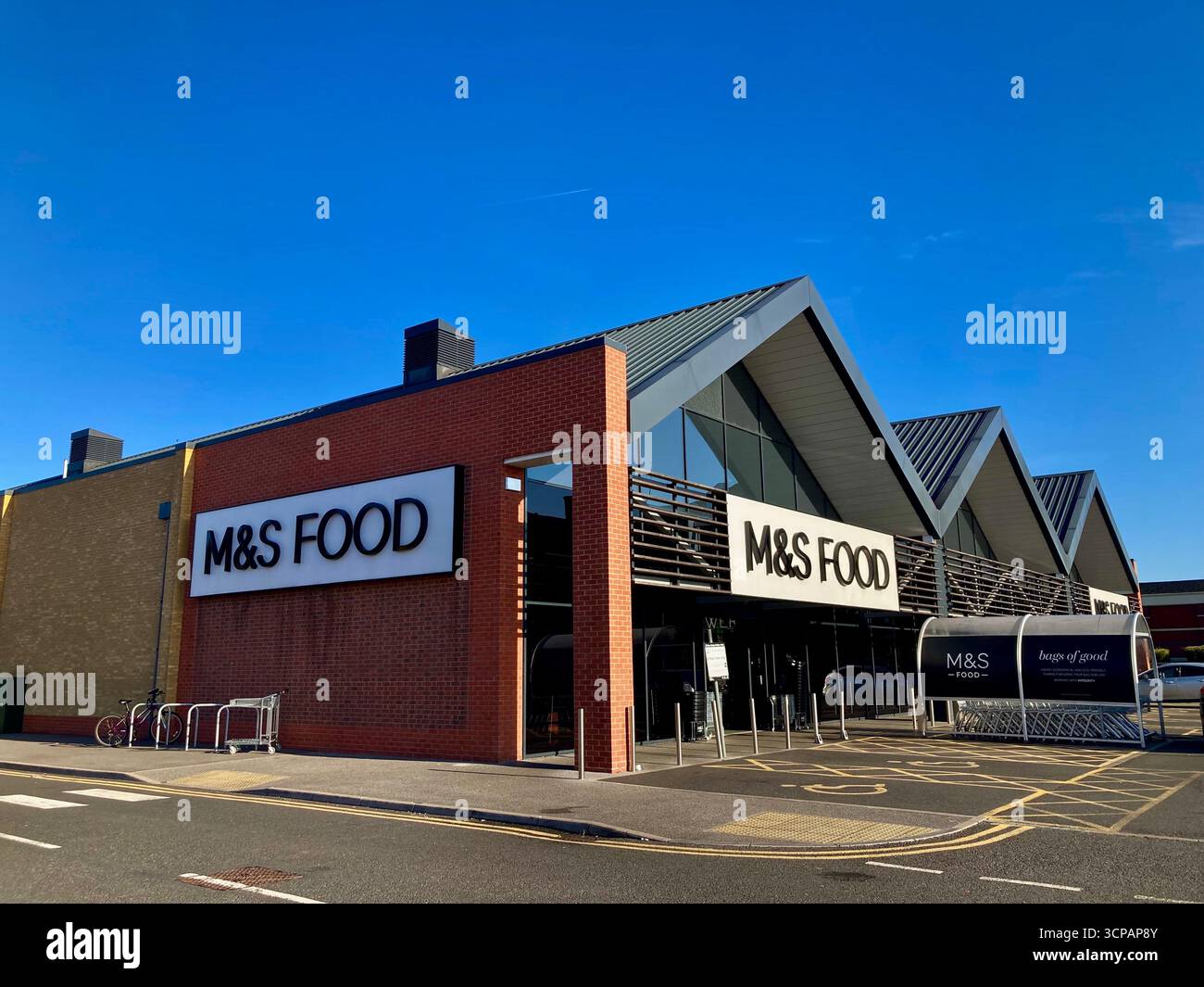 Marchio di alimentari, Mark and Spencer nel Regno Unito, con un cielo azzurro Foto Stock