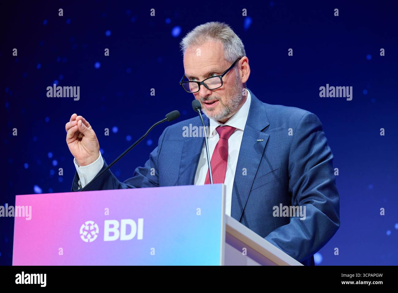 Berlino, Germania. 25 settembre 2025. Michael Schöllhorn, Managing Director di Airbus Defense and Space e BDLI President Federal Association of the German Aerospace Industry, parla al congresso spaziale 'NewSpace. Verso un futuro industriale" al Centro Congressi di Berlino (BCC). Credito: Annette Riedl/dpa/Alamy Live News Foto Stock