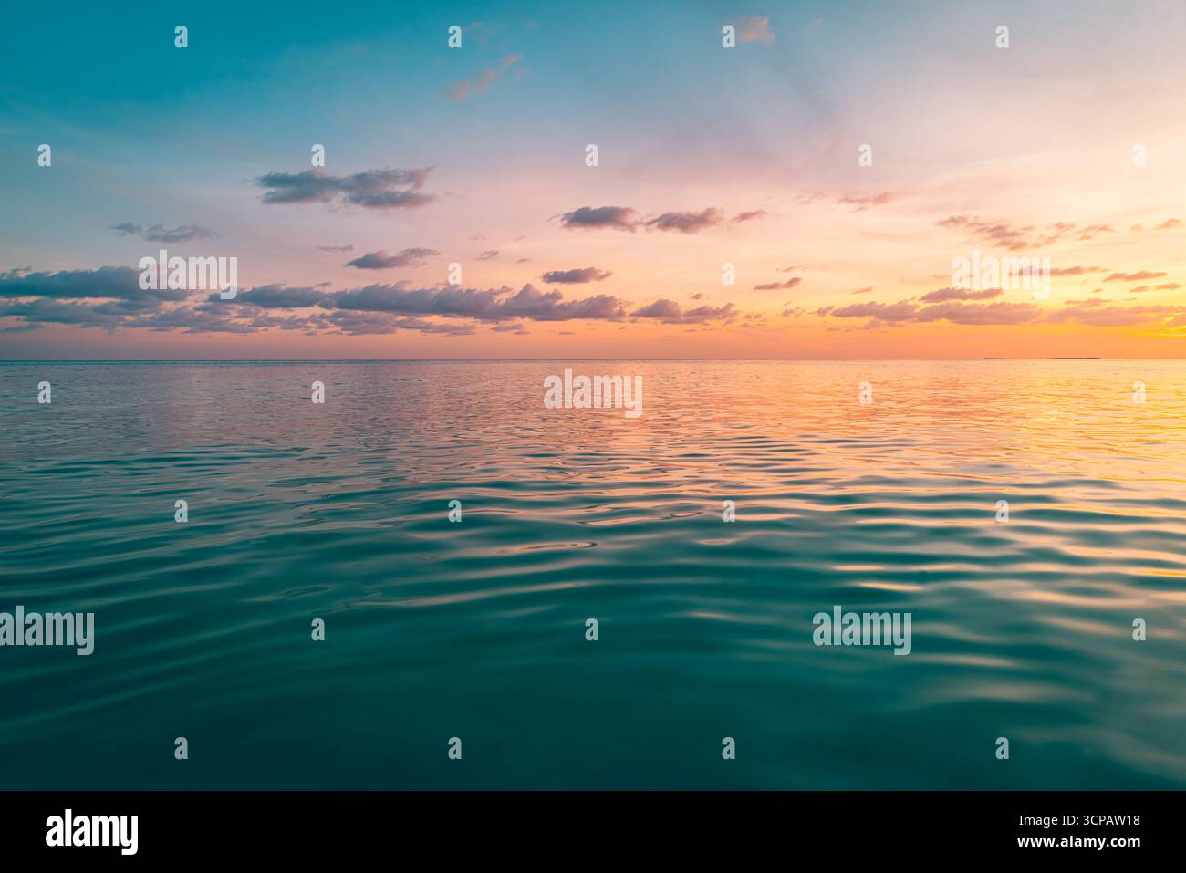 Incredibile tramonto colorato sul mare con un cielo spettacolare, nuvole scintillanti, raggi di sole dorati, orizzonte senza fine, sfondo naturale tranquillo da sogno, fonte di ispirazione Foto Stock