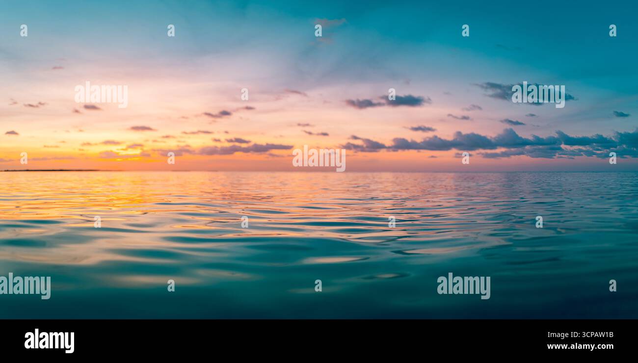 Incredibile tramonto colorato sul mare con un cielo spettacolare, nuvole scintillanti, raggi di sole dorati, orizzonte senza fine, sfondo naturale tranquillo da sogno, fonte di ispirazione Foto Stock