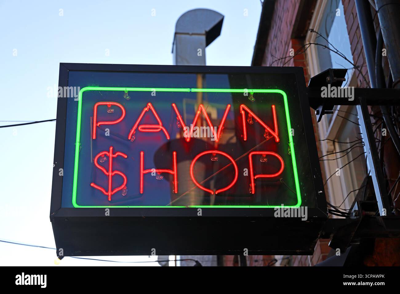 Il cartello neon "Pawn Shop" è esposto in un edificio del centro città a Dublino, Irlanda, fotografato alla luce del giorno sotto un cielo azzurro Foto Stock