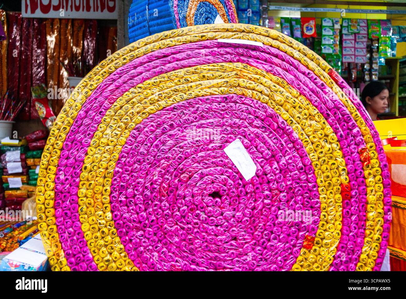 Un enorme rotolo di firecrackers chiamato Judas's Belt venduto in un chiosco a Cebu, nelle Filippine, destinato alla celebrazione del nuovo anno Foto Stock