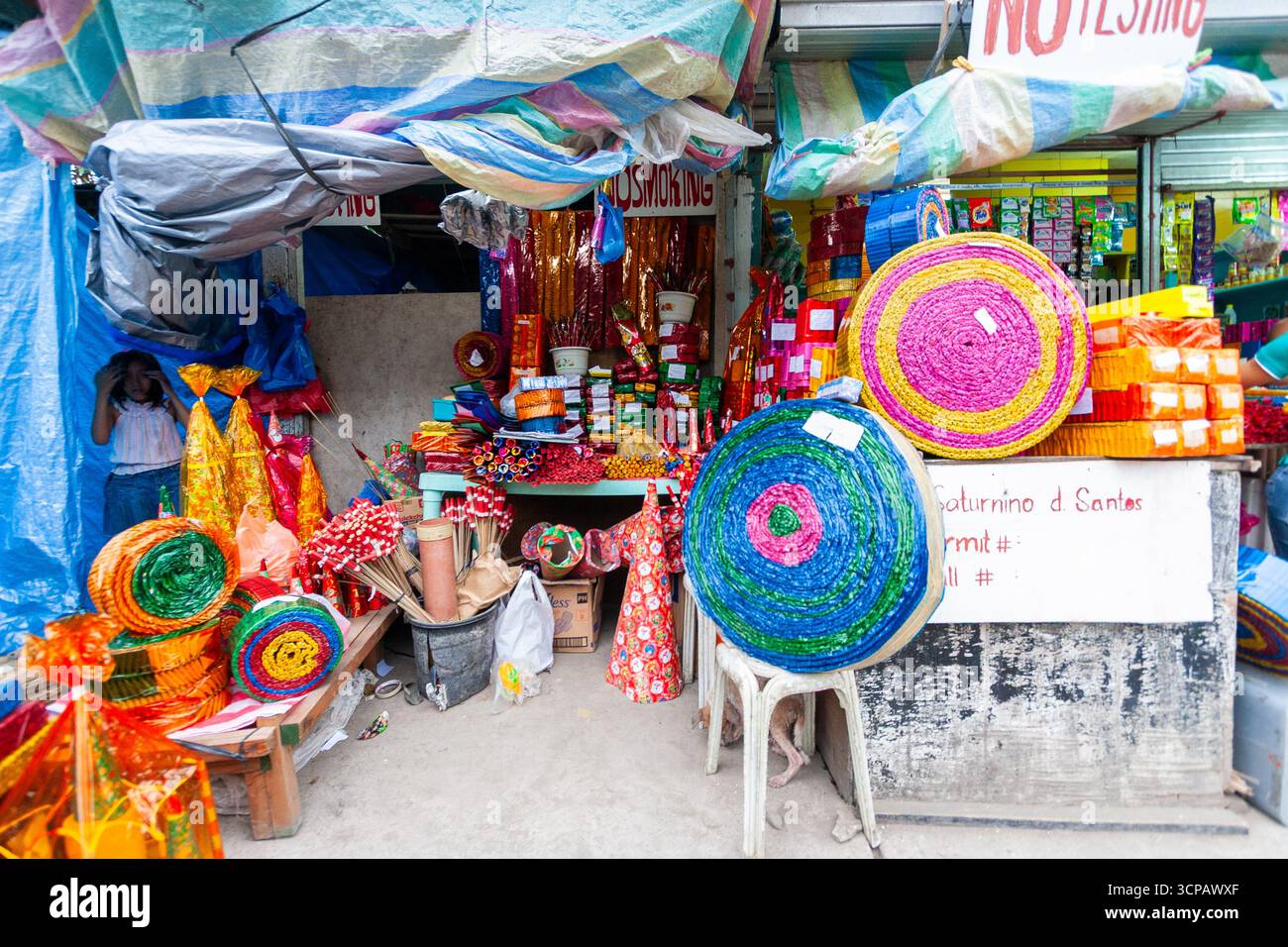 Vari tipi e colori di firecrackers venduti in una bancarella a Cebu, nelle Filippine, destinati alla celebrazione del nuovo anno Foto Stock