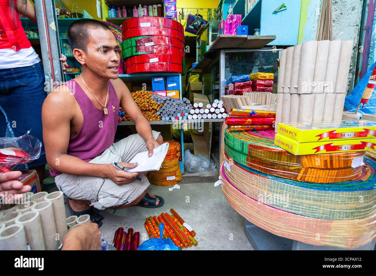 Venditore di firecracker presso uno stand a Cebu, Filippine, che vende firecracker per la celebrazione del nuovo anno Foto Stock
