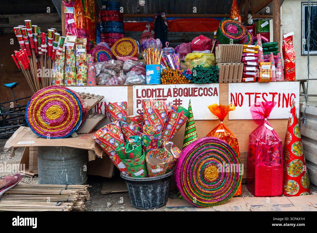 Vari tipi e colori di firecrackers venduti in una bancarella a Cebu, nelle Filippine, destinati alla celebrazione del nuovo anno Foto Stock