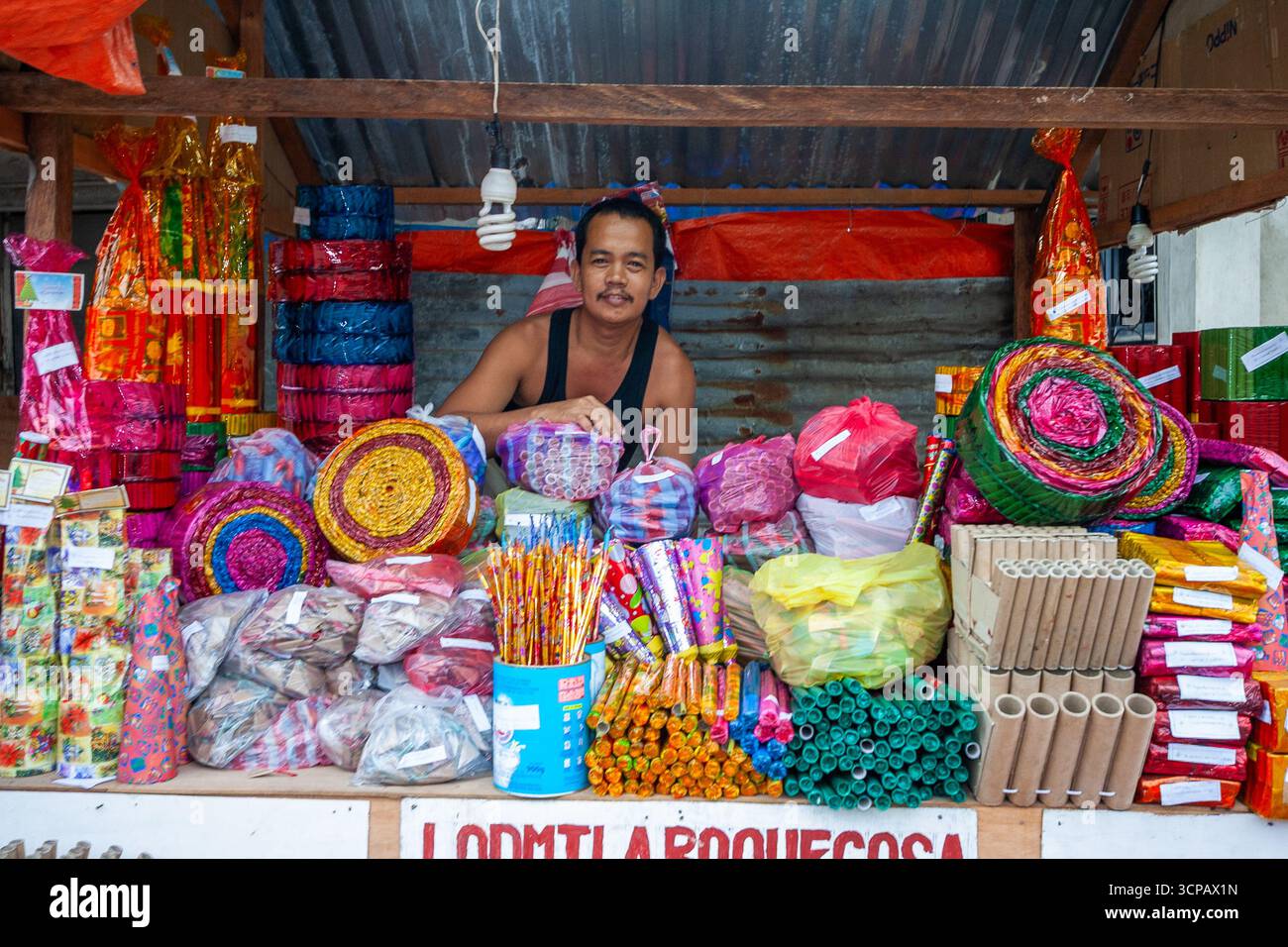 Venditore di firecracker presso uno stand a Cebu, Filippine, che vende firecracker per la celebrazione del nuovo anno Foto Stock
