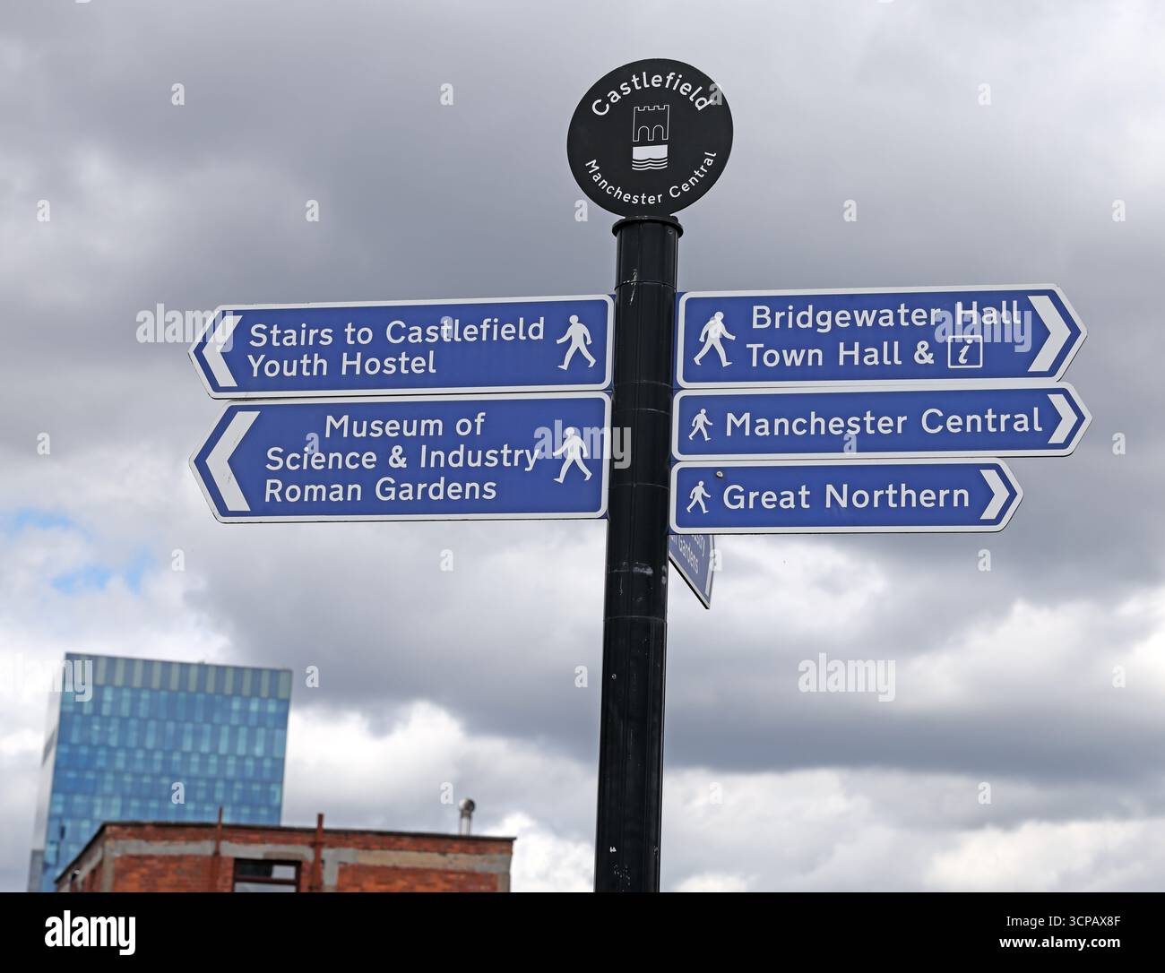 Cartelli pedonali a Castlefield che puntano verso Manchester Central, Bridgewater Hall, Museo della Scienza e dell'industria e vicino al centro città Foto Stock