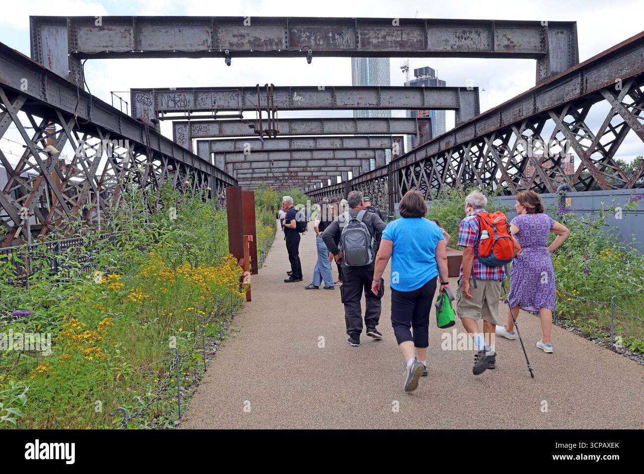 Visitatori di Castlefield Viaduct, NT, National Trust Garden, Manchester City Centre, Inghilterra, REGNO UNITO Foto Stock
