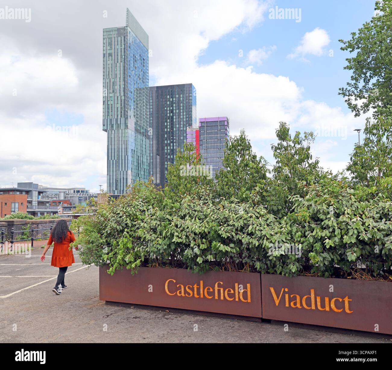 Ingresso al viadotto di Castlefield, Hilton Hotel, NT, National Trust Garden, Manchester City Centre, Inghilterra, Regno Unito Foto Stock