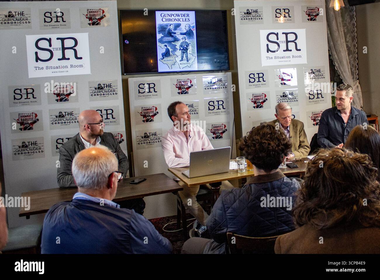 Londra, Regno Unito. 24 settembre 2025. I partecipanti al dibattito inaugurale della Situation Room, "i Balcani sul Brink: Kosovo, Serbia e Occidente", ascoltano le argomentazioni che si svolgono al Marchese di Cornwallis a Londra, 24 settembre 2025. Da sinistra a destra: Vudi Xhymshiti, Michael Sheppard, Ian Cameron Cliff e Dr. Aidan Hehir. (VX Photo/Rodrigo Hammond) crediti: VX Pictures/Alamy Live News Foto Stock