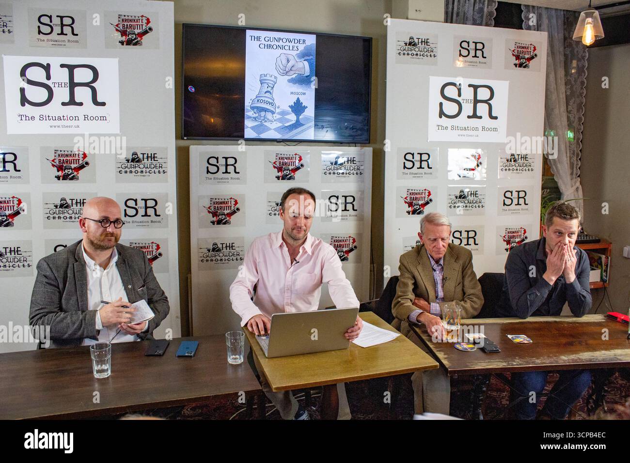 La giuria di relatori al dibattito inaugurale della Situation Room, "The Balkans on the Brink: Kosovo, Serbia e Occidente", tenutosi al Marchese di Cornwallis a Londra mercoledì 24 settembre 2025. Da sinistra a destra: Vudi Xhymshiti, fondatore e caporedattore di The Gunpowder Chronicles; Michael Sheppard, London Editor di The Gunpowder Chronicles; Ian Cameron Cliff, OBE, ex ambasciatore britannico in Bosnia, Sudan, Kosovo e Croazia; e Dr. Aidan Hehir, lettore di relazioni internazionali presso l'Università di Westminster. La discussione ha esaminato il ruolo dell'Europa nell'infl destabilizzante della Serbia Foto Stock