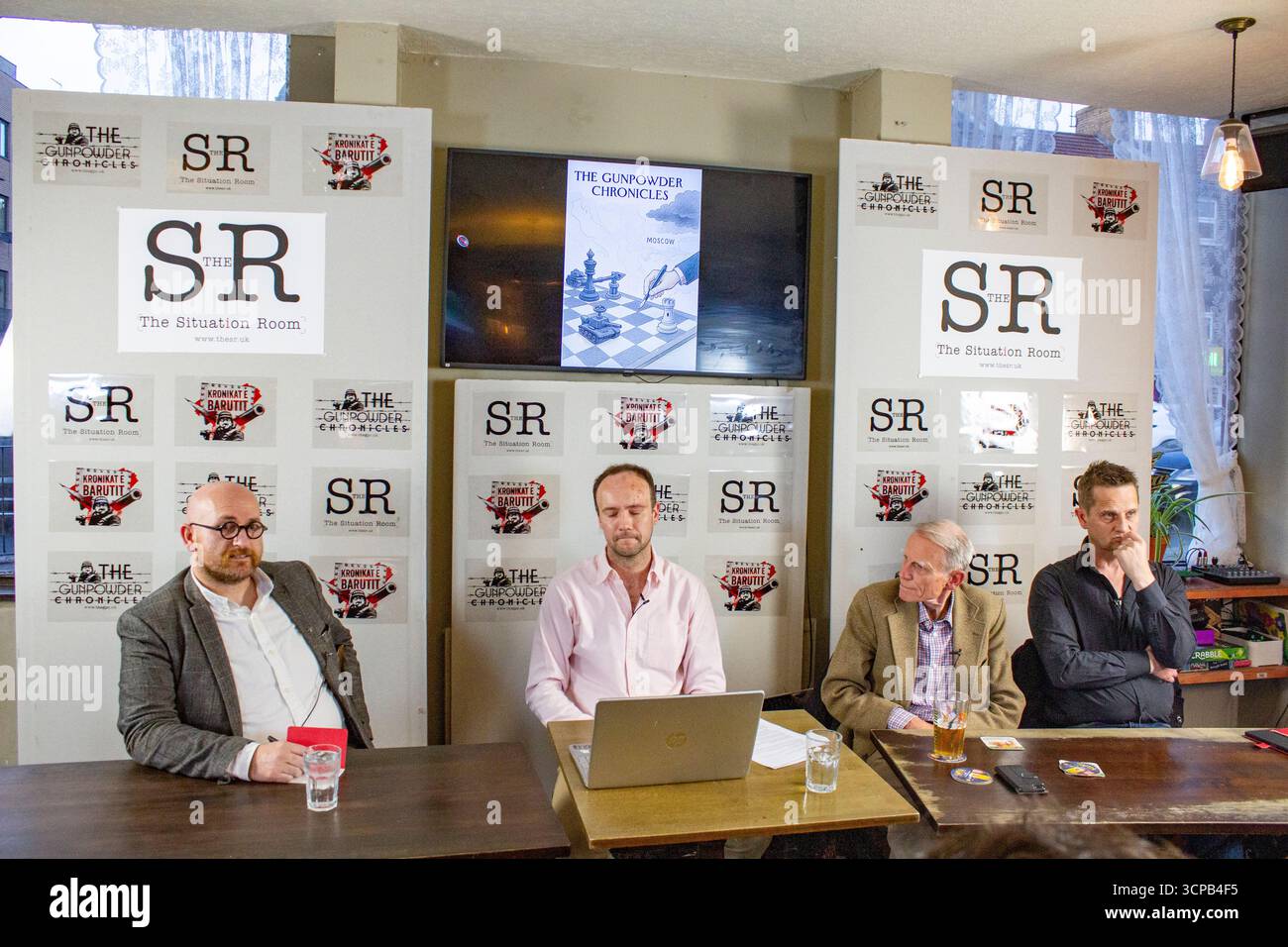 La giuria di relatori al dibattito inaugurale della Situation Room, "The Balkans on the Brink: Kosovo, Serbia e Occidente", tenutosi al Marchese di Cornwallis a Londra mercoledì 24 settembre 2025. Da sinistra a destra: Vudi Xhymshiti, fondatore e caporedattore di The Gunpowder Chronicles; Michael Sheppard, London Editor di The Gunpowder Chronicles; Ian Cameron Cliff, OBE, ex ambasciatore britannico in Bosnia, Sudan, Kosovo e Croazia; e Dr. Aidan Hehir, lettore di relazioni internazionali presso l'Università di Westminster. La discussione ha esaminato il ruolo dell'Europa nell'infl destabilizzante della Serbia Foto Stock