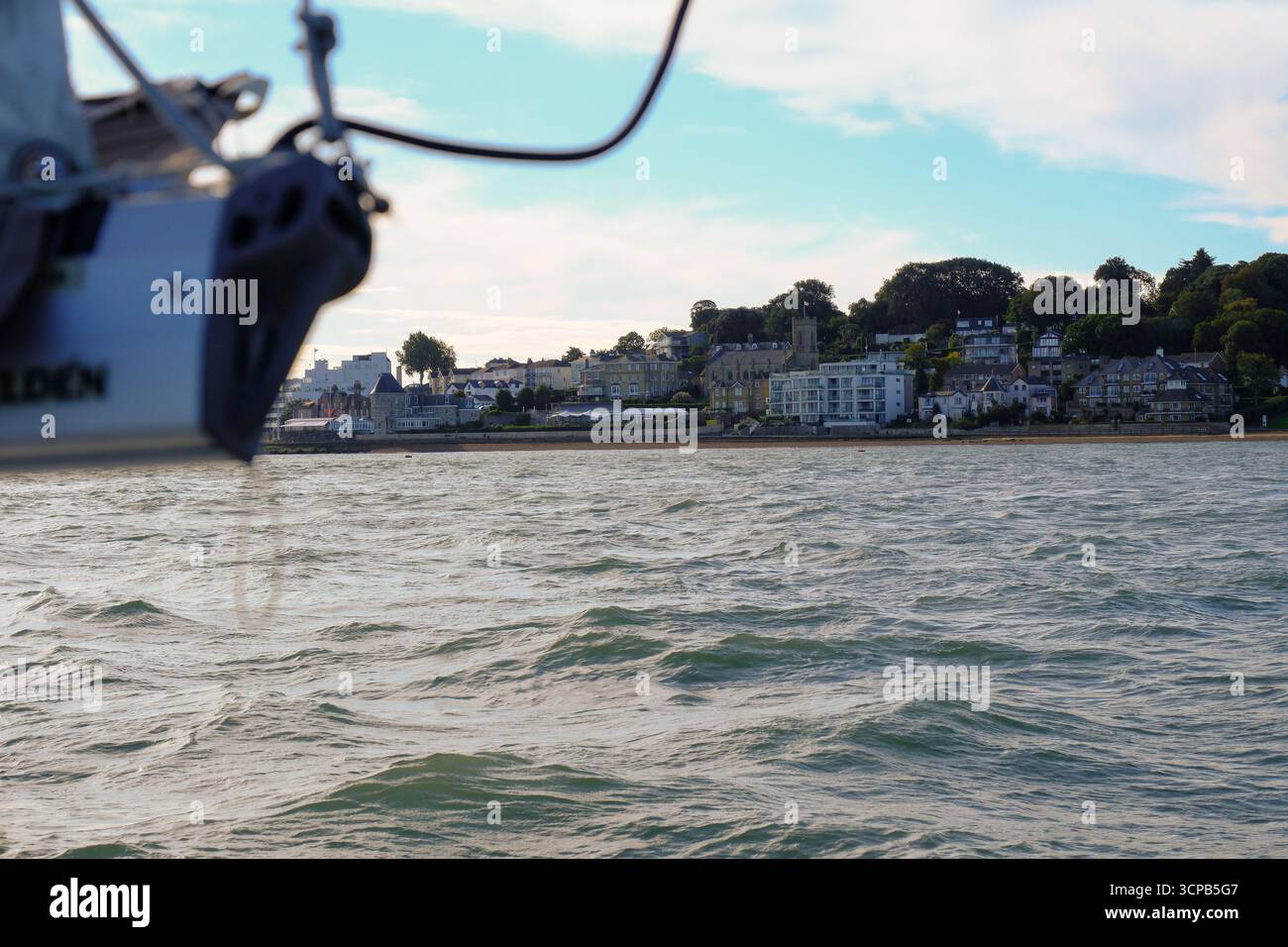 24 SETTEMBRE 2025 - Cowes, Regno Unito - la città portuale di Cowes sull'isola di Wight, vista dal mare da uno yacht a vela che sta per entrare nel fiume Mout Foto Stock
