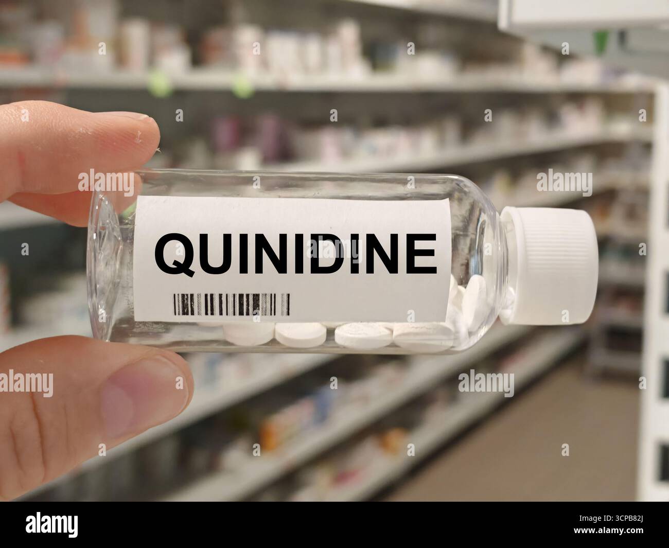 Scatola di compresse DI CHINIDINA su un tavolo della farmacia ospedaliera usato per trattare i ritmi cardiaci irregolari un antiaritmico. Foto Stock