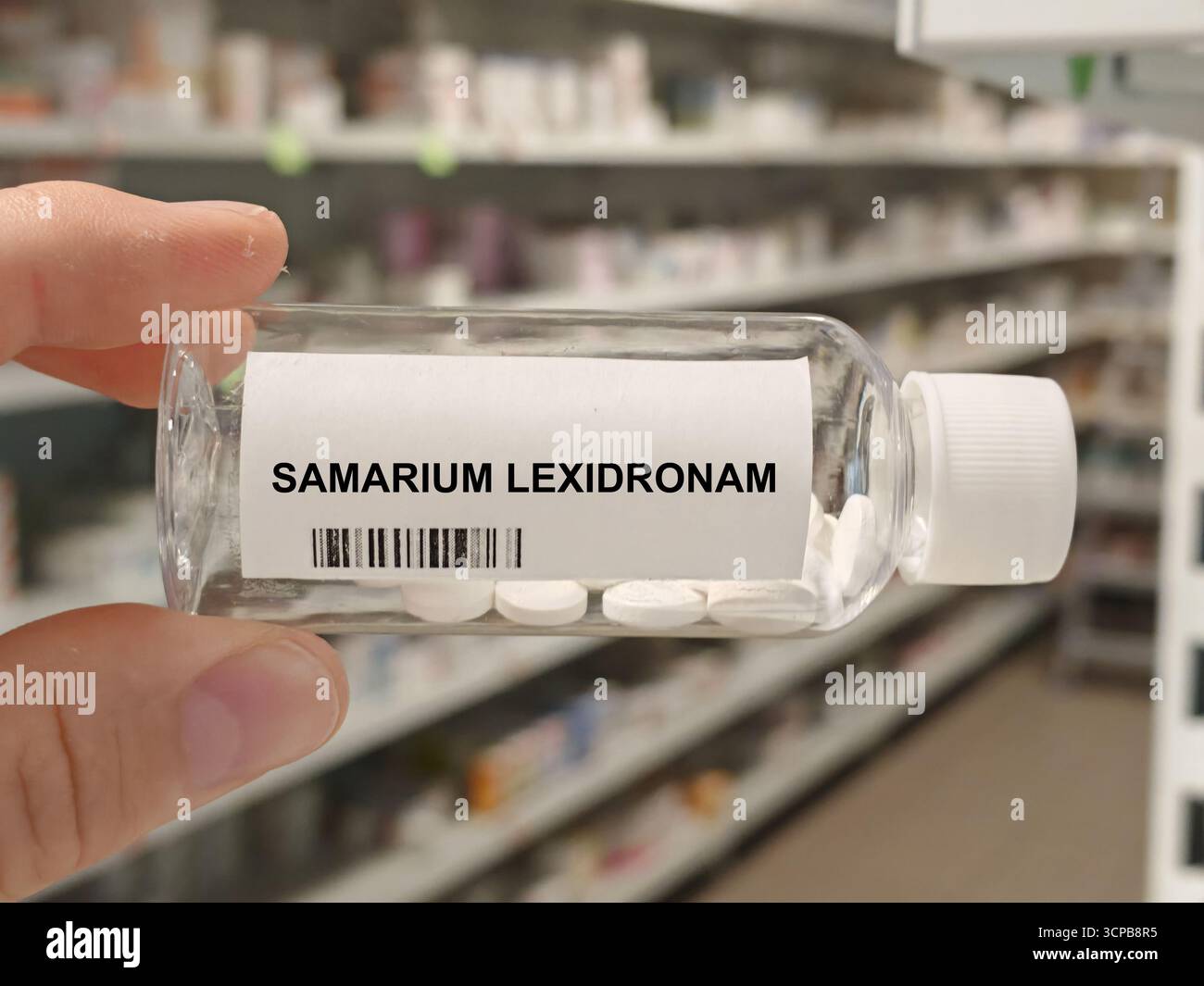 Scatola di compresse DI SAMARIO LEXIDRONAM su un tavolo della farmacia ospedaliera usato per trattare il dolore osseo dal cancro a radiofarmaco. Foto Stock