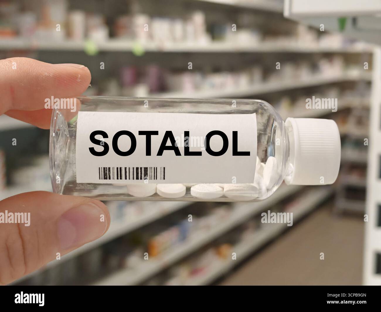 Scatola di compresse DI SOTALOLO su un tavolo della farmacia ospedaliera usato per trattare ritmi cardiaci irregolari un beta-bloccante e antiaritmico. Foto Stock