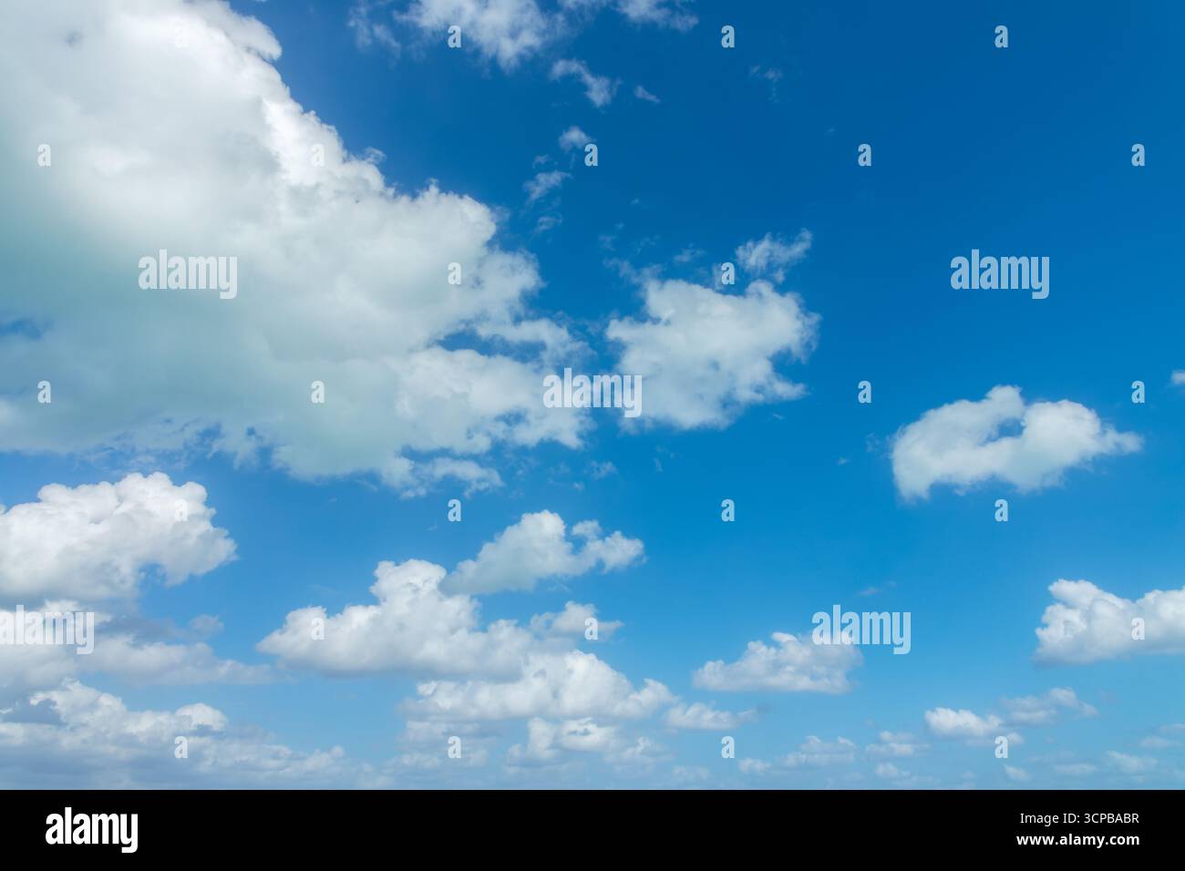 Cielo blu con bellissime nuvole bianche, sfondo cielo sostitutivo Foto Stock