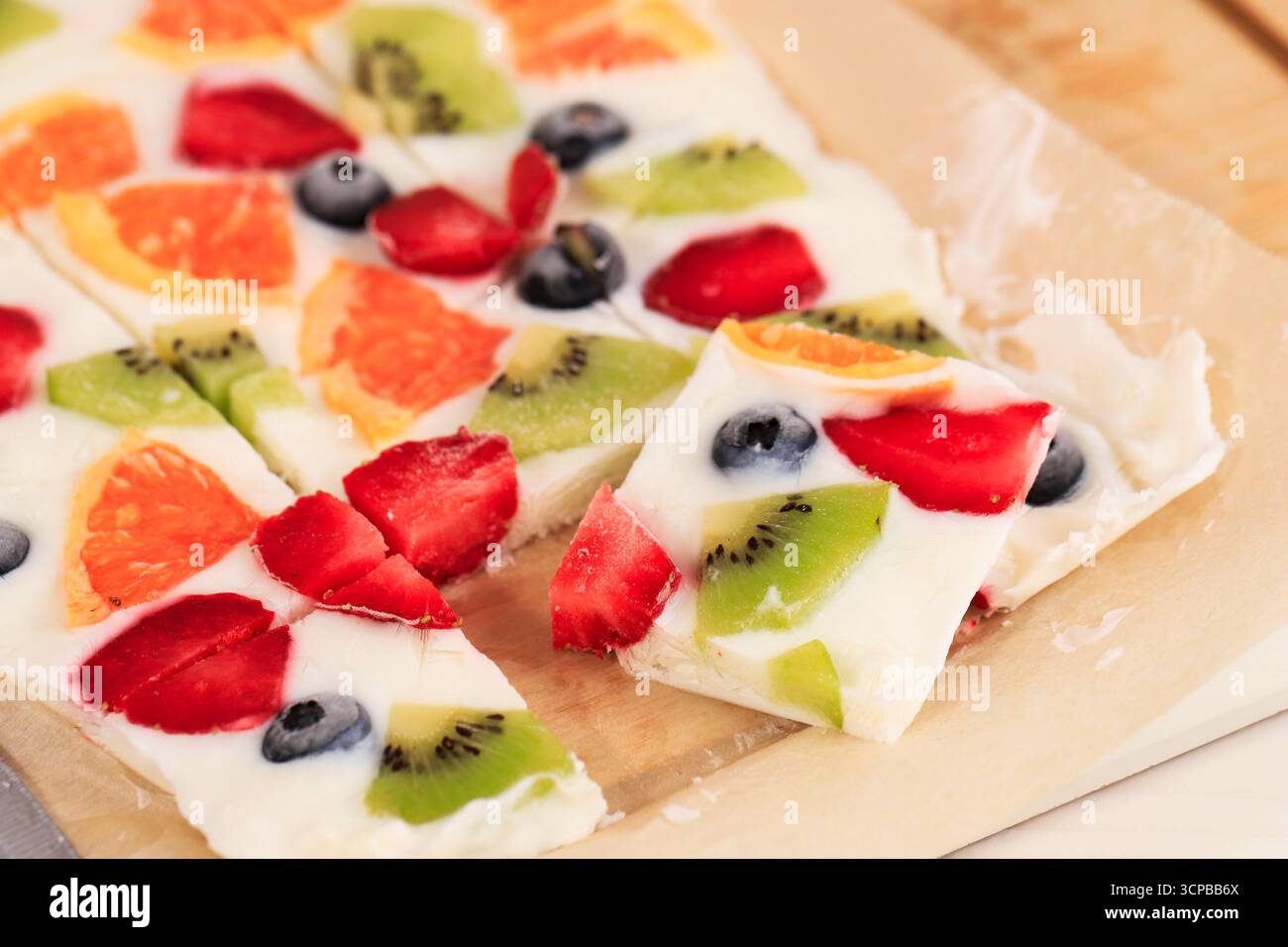 Corteccia di yogurt surgelato fatta in casa con kiwi, mirtilli, arancia e fragola. Foto Stock