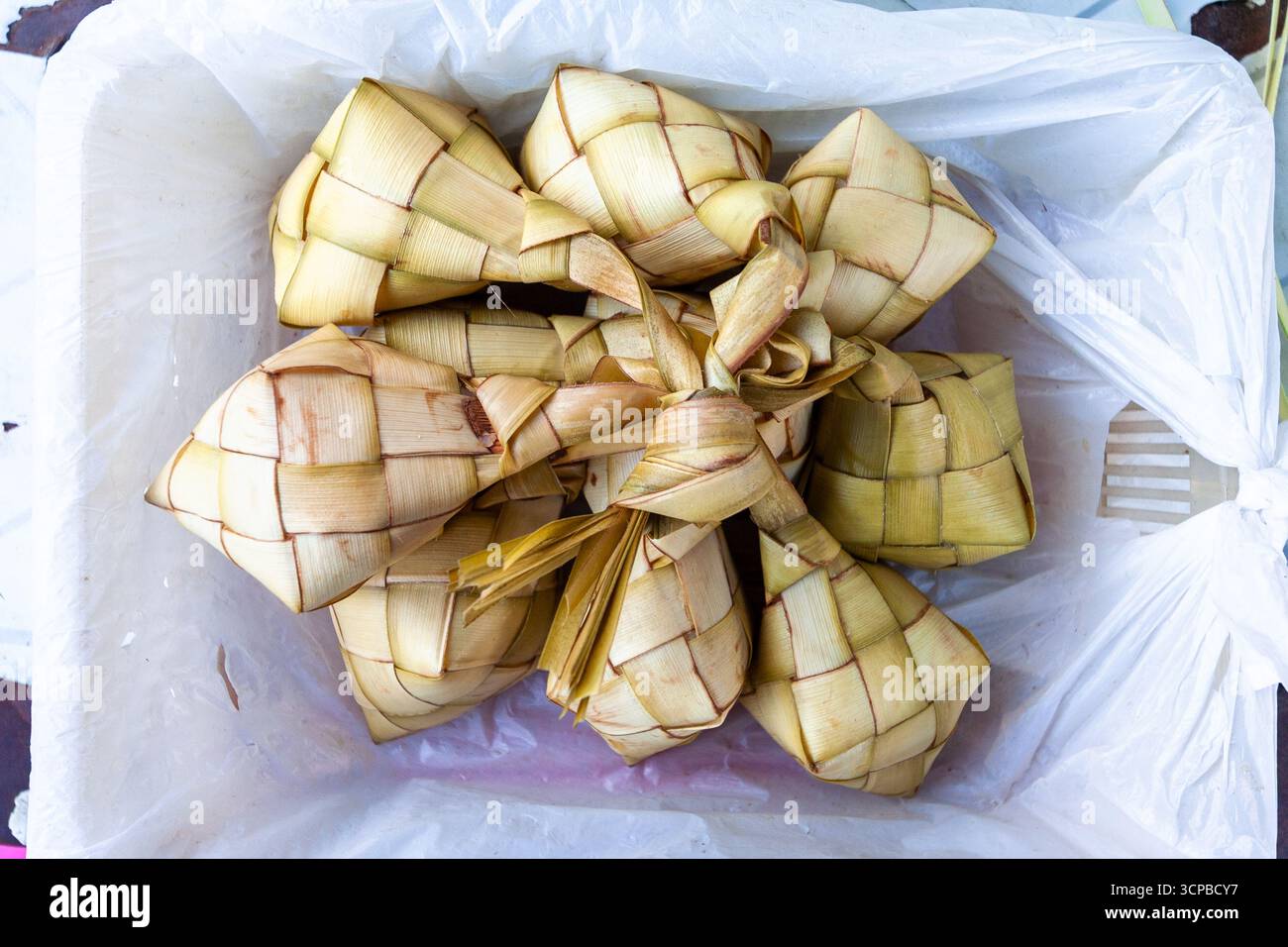 Puso, o riso appeso, un piatto tradizionale Cebuano simile al ketupat, dove il riso viene cotto all'interno di un contenitore di foglie di cocco intrecciato a Cebu, Filippine Foto Stock