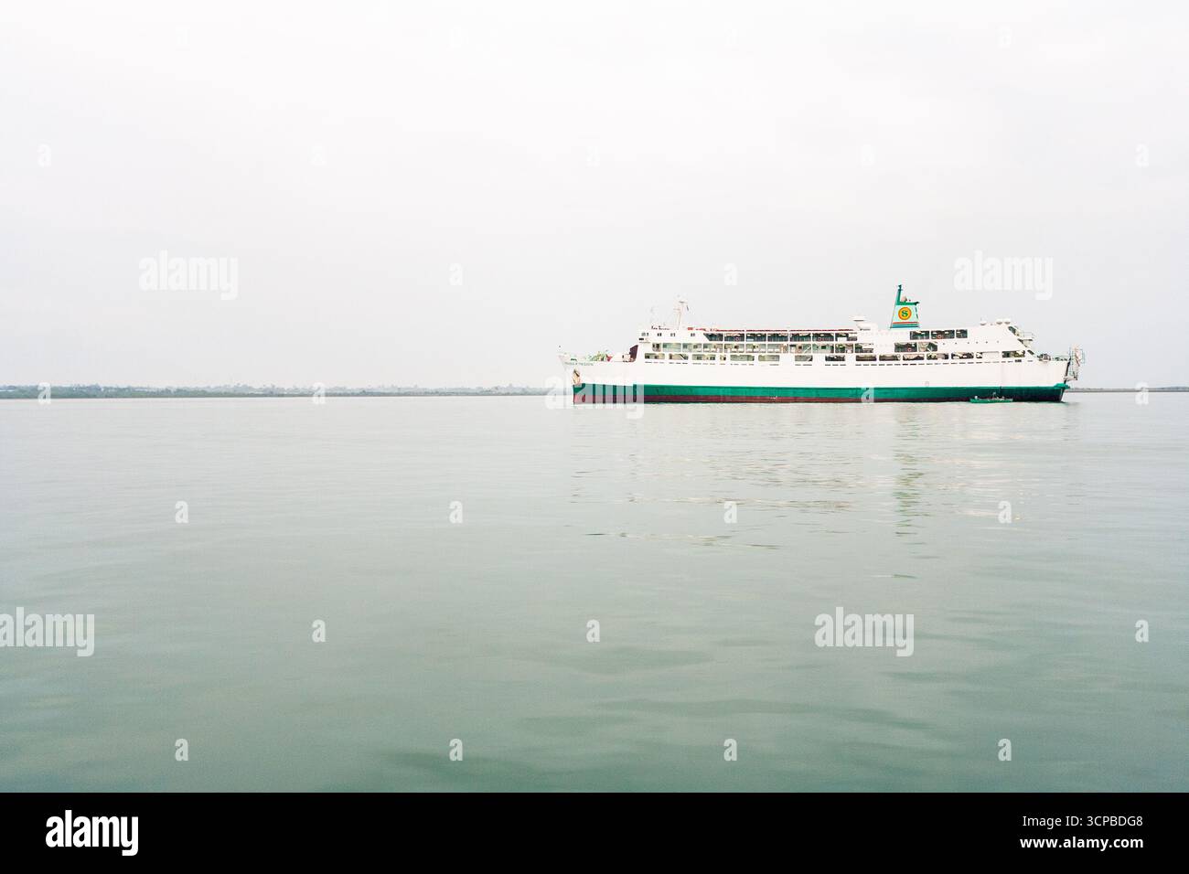 Una nave commerciale per passeggeri, una nave interinsulare, ancorata in mare al largo di Cebu City, Filippine Foto Stock