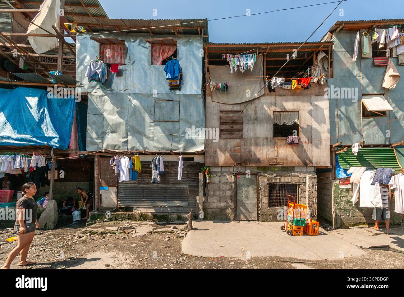 Una baraccopoli multilivello che ospita diverse famiglie in una zona di slum a Manila, Filippine Foto Stock
