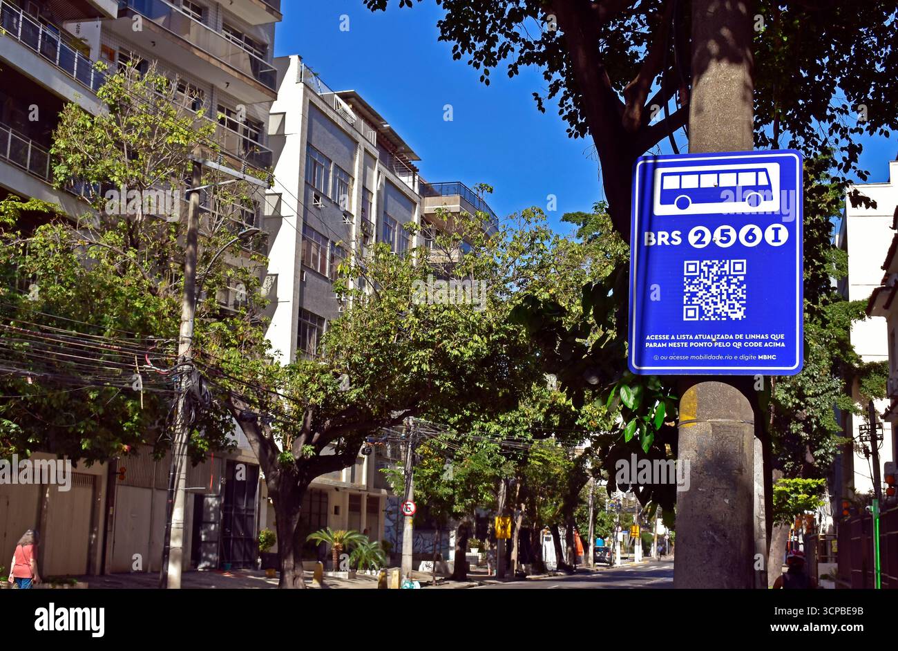 RIO DE JANEIRO, BRASILE - 23 agosto 2025: Segnale di fermata dell'autobus con codice QR nel quartiere di Tijuca Foto Stock