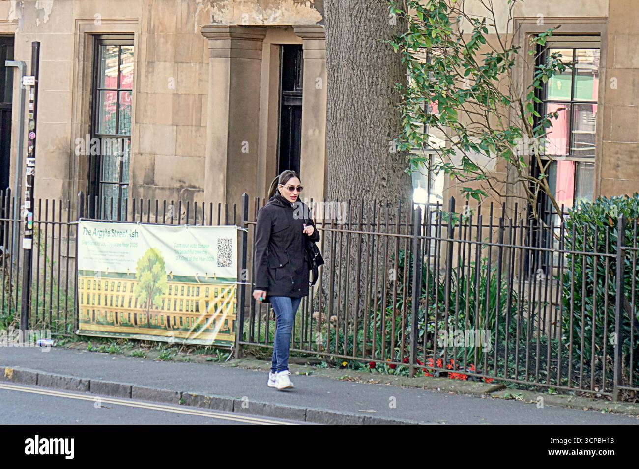 Glasgow, Scozia, Regno Unito. 25 settembre 2025. Argyle Street cenerà per Tree of the Year stasera, in quanto il vincitore sarà annunciato allo show della bbc One alle 19 di stasera. Situato da solo negli edifici urbani sulla strada più trafficata della città, con strade strette nella frenetica area di finniston, un aggiornamento Strange Sight: Argyle Street ash is Tree of the Year 2025 di Glasgow. Credit Gerard Ferry/Alamy Live News Foto Stock