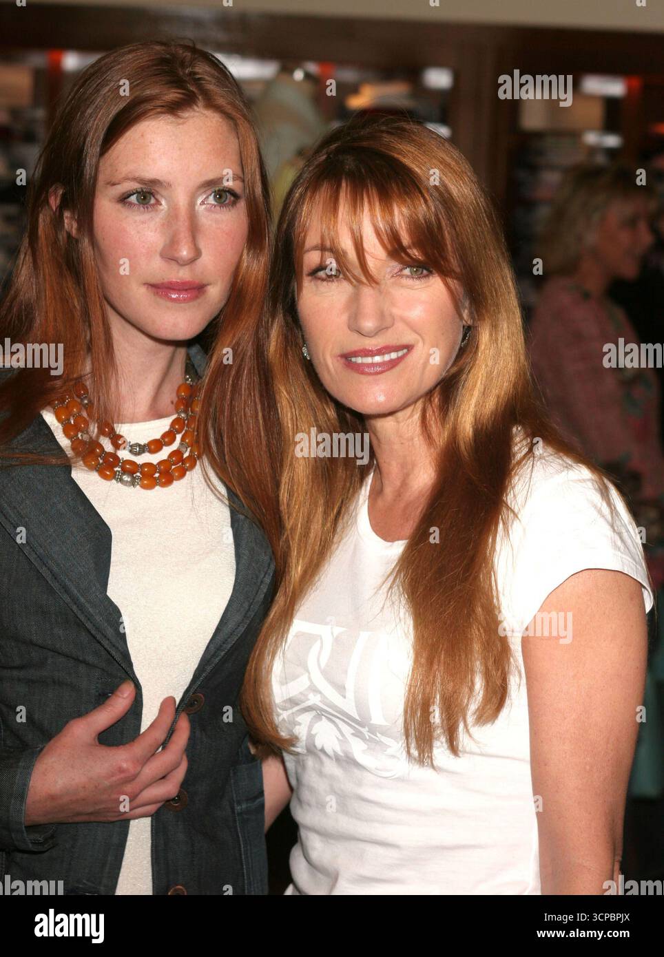 Jane Seymour e la figlia Katie Flynn all'Edun Clothing Launch (creato dal designer Rogan Gregory in collaborazione con Ali Hewson, moglie di Bono) tenutosi a Saks Fifth Avenue, Beverly Hills - 25 marzo 2005 Foto Stock