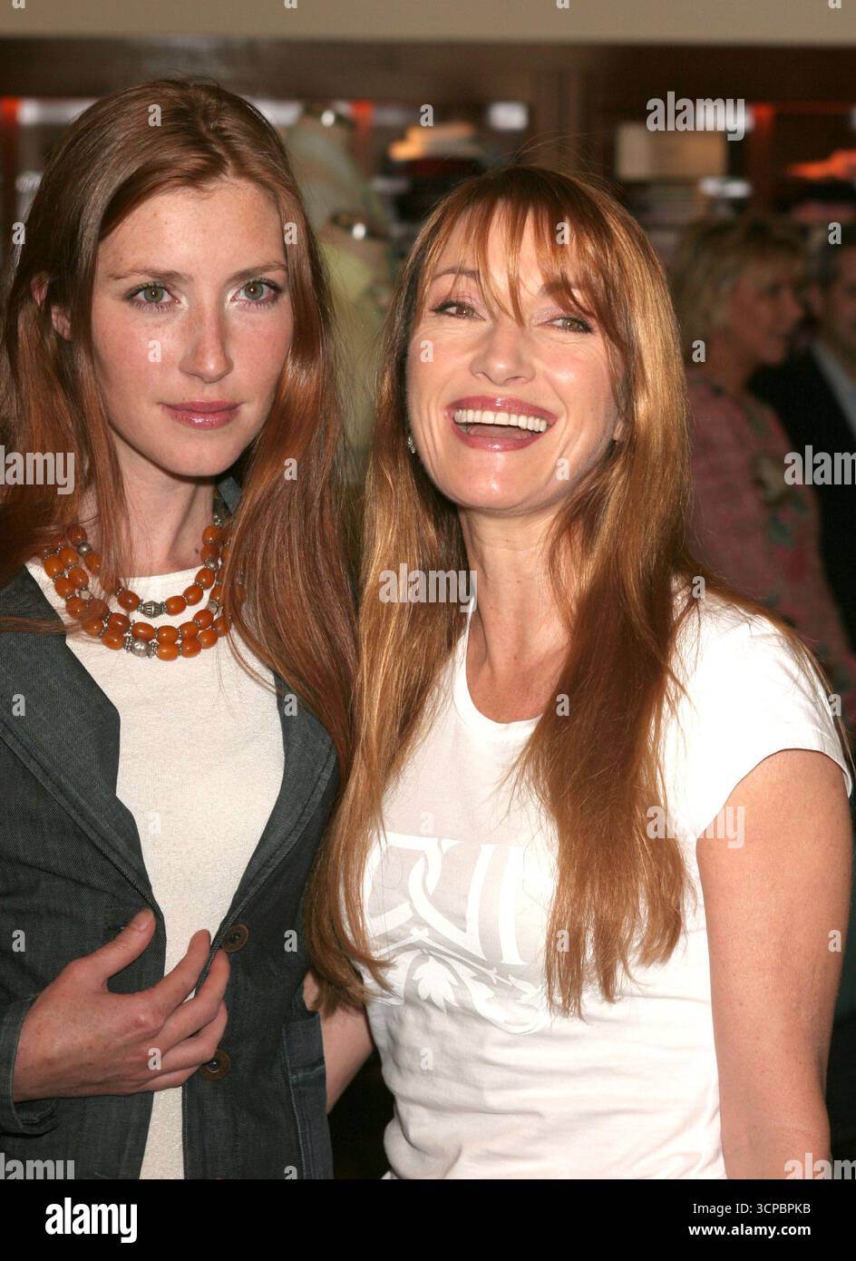 Jane Seymour e la figlia Katie Flynn all'Edun Clothing Launch (creato dal designer Rogan Gregory in collaborazione con Ali Hewson, moglie di Bono) tenutosi a Saks Fifth Avenue, Beverly Hills - 25 marzo 2005 Foto Stock